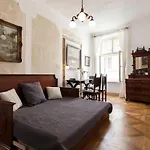 Dlouha Art & Antique Stay