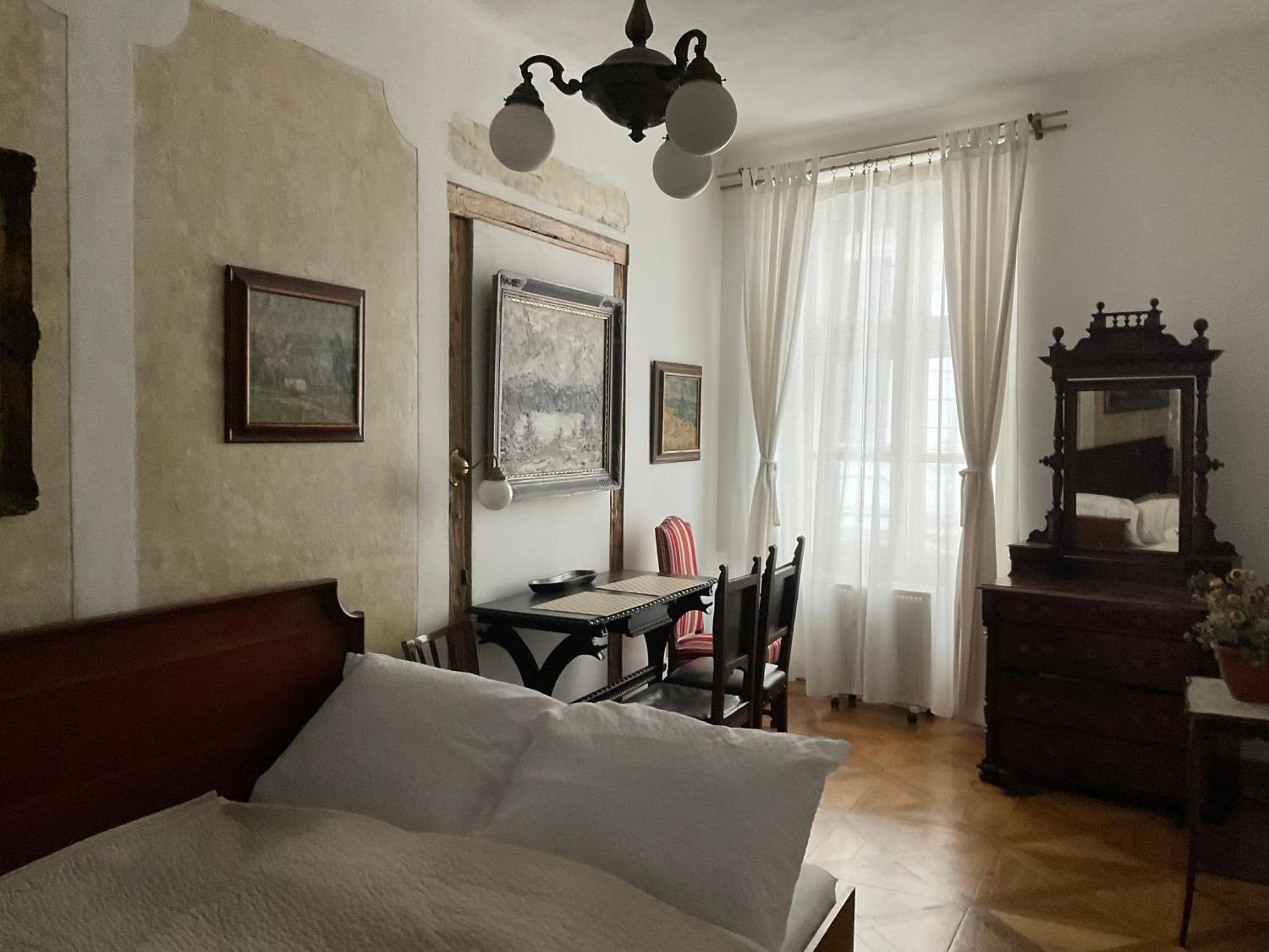 Dlouha Art & Antique *