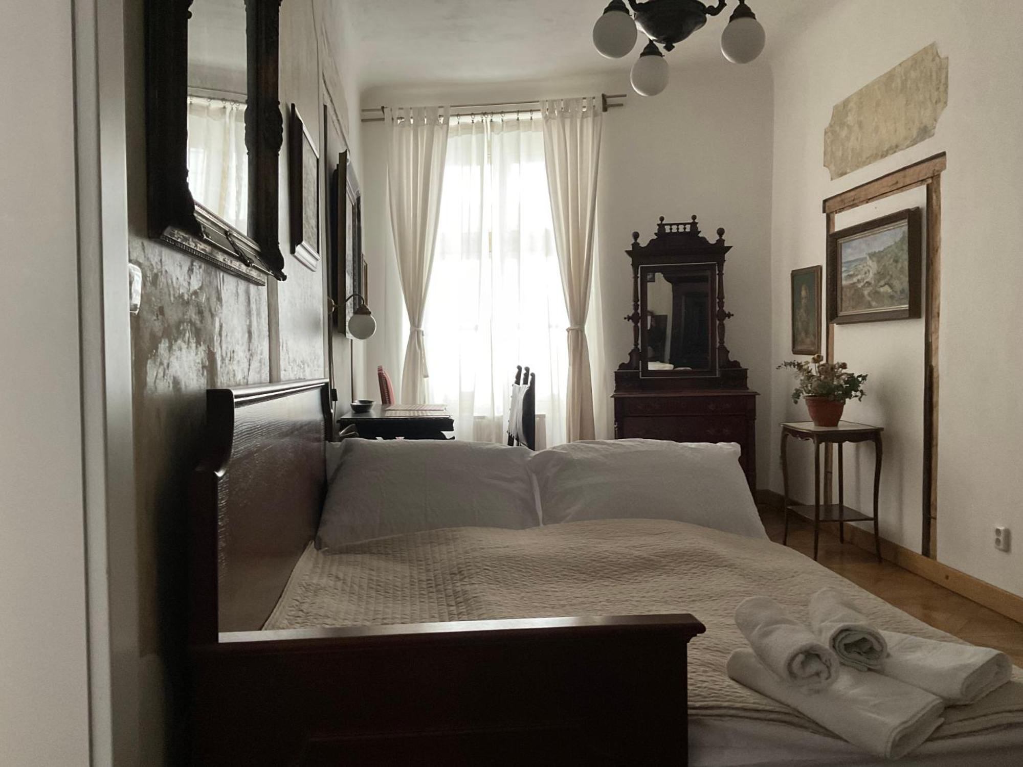 Dlouha Art & Antique
